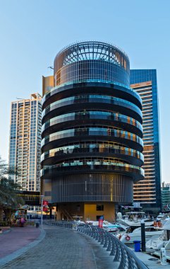Panoramik gökdelenler ve su iskelesi Dubai Marina