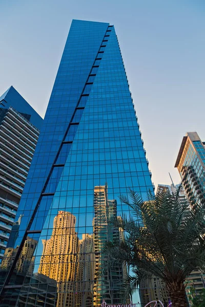 Moderna byggnader i Dubai, skyskrapor arkitekturen öken CEN. — Stockfoto