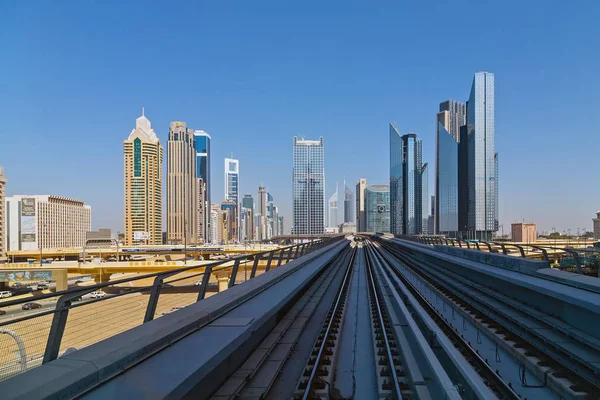 A metró és a felhőkarcolók Dubai megtekintése — Stock Fotó