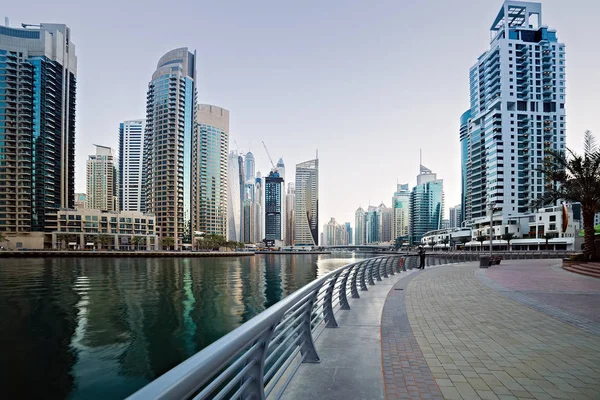 Moderna byggnader på Dubai Marina — Stockfoto