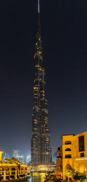 Uluslararası Dubai Kongre ve Sergi Sarayı şehir merkezinde geceleri — Stok fotoğraf