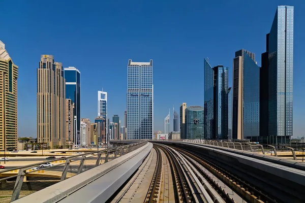 Nézd a Dubai metro felhőkarcolók és a Sheikh Zayed úton tornyok, ENSZ — Stock Fotó