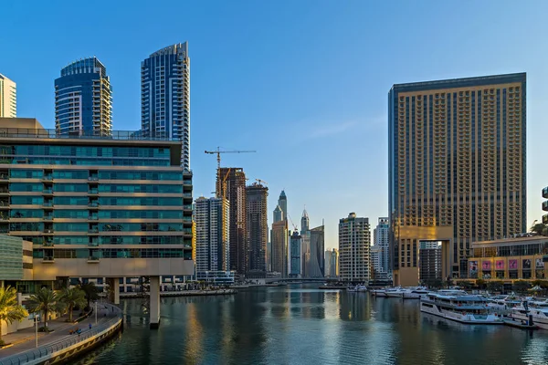 Dubai marina towers, båtar och skyskrapor — Stockfoto