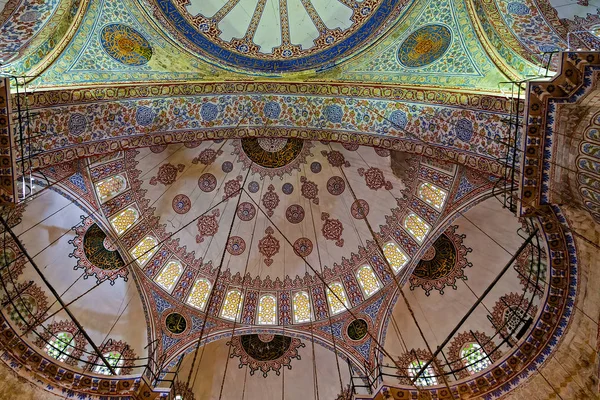 Ceramic Blue tile with colorful patchwork dome and praying area, — Stock Photo, Image