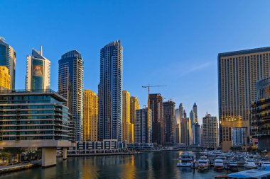 Panoramik gökdelenler ve su iskelesi Dubai Marina