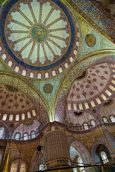 圆顶和祈祷区, 内部侧视图蓝色清真寺. — 图库照片