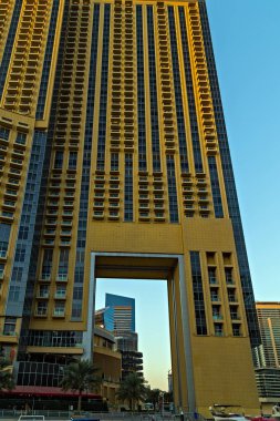 Panoramik gökdelenler ve su iskelesi Dubai Marina