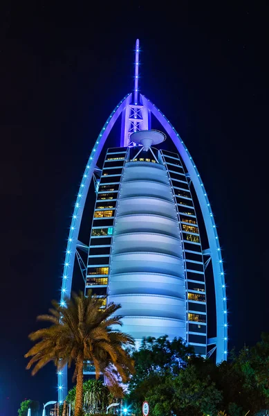 Burj Al-Arab szálloda éjszakán, Egyesült Arab Emírségek. — Stock Fotó