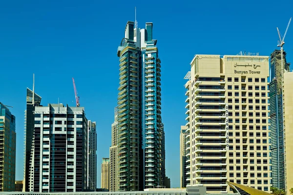 Bostäder och lyxiga hotel skyskrapor stadssilhuetten, Dubai, Ua — Stockfoto
