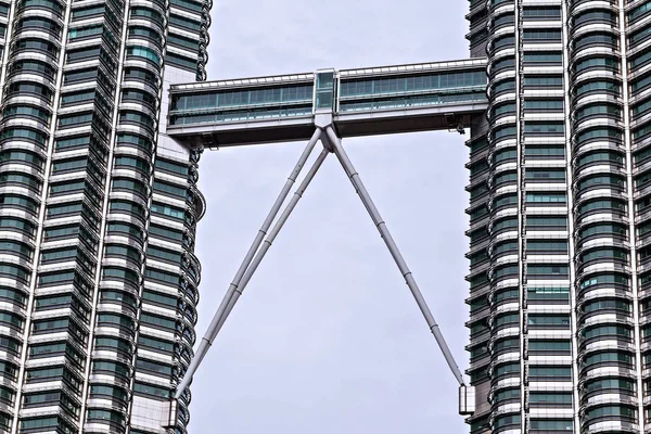 Um skybridge conecta o deck de observação de duas torres de Petronas — Fotografia de Stock