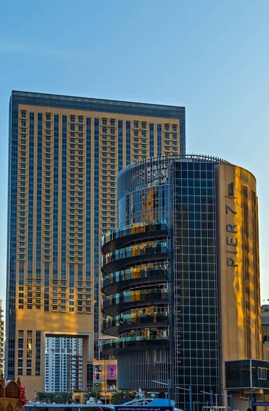 Dubai Yat Limanı kule, tekneler ve gökdelen