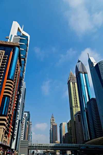 Bâtiments modernes à Dubaï, gratte-ciel architecture désert localisation — Photo