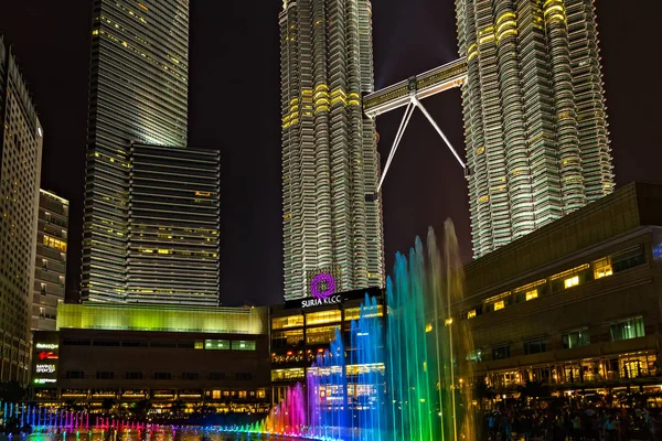 Kuala Lumpur city färgstarka musikaliska fontän på natten — Stockfoto