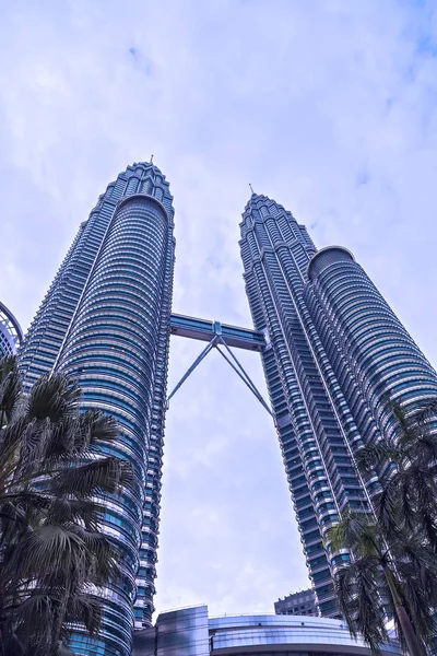 Un ponte di cielo collega le due torri di osservazione ponte di Petronas Immagini Stock Royalty Free