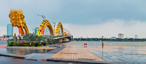 Puente del Dragón en el río Da Nang Han en Vietnam . —  Fotos de Stock