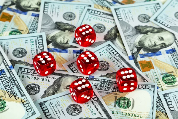 Casino rojo dados EE.UU. dólares facturas fondo — Foto de Stock