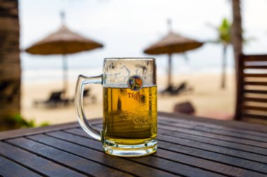 Bira sürahi şemsiye ve güzel kum plaj