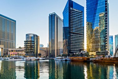 Panoramik gökdelenler ve su iskelesi Dubai Marina