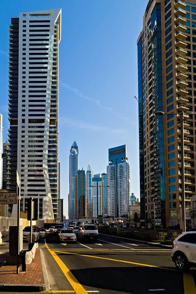Bâtiments modernes à Dubaï, gratte-ciel architecture désert localisation — Photo