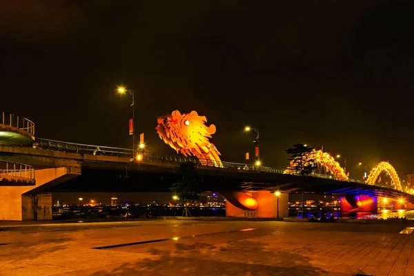 Dragon pont doré rivière Han à Da Nang au Vietnam . — Photo