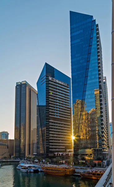 Panoramautsikt skyskrapor och vatten piren i Dubai Marina — Stockfoto