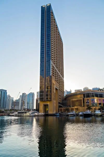 Dubai marina towers, båtar och skyskrapor — Stockfoto