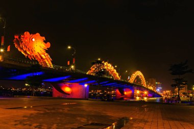 Da Nang Vietnam golden Dragon Köprüsü Han Nehri.