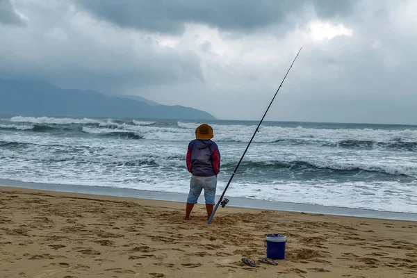 Carp pescuit pe plajă apus de soare om — Fotografie, imagine de stoc