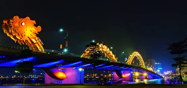 Puente del dragón cruzando el río en la ciudad de Da Nang, Vietnam — Foto de Stock