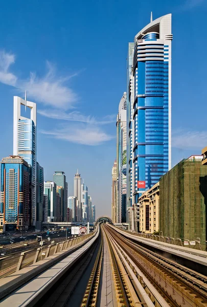 Visa på Dubai Marina skyskrapor och Sheikh Zayed Road torn, U — Stockfoto