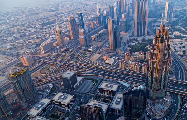 Dubai skyline al atardecer con hermosas luces del centro de la ciudad — Foto de Stock