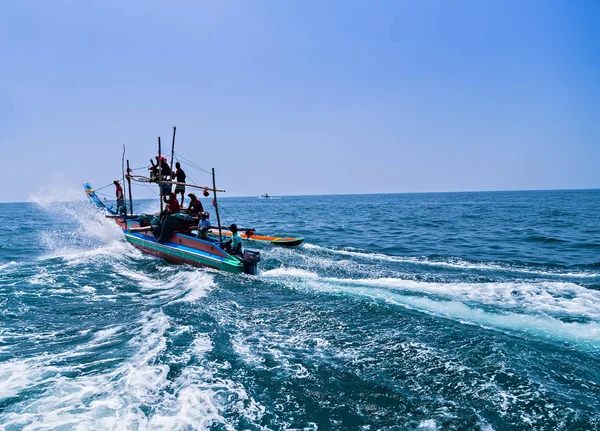 Fishermen Colorful fishing boats, Sri Lanka — Stock Photo, Image