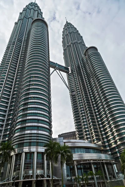 Petronas KLCC Torres Gêmeas, edifícios são um marco de Kuala Lum — Fotografia de Stock