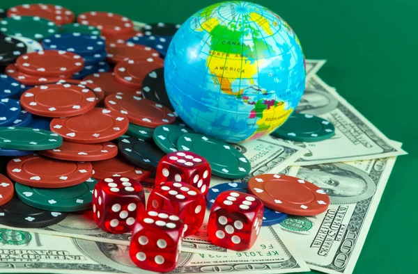 Покерные фишки казино Dices Casino — стоковое фото