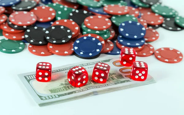 Dices casino fichas de póquer aisladas en blanco . — Foto de Stock