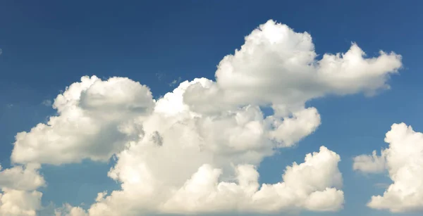 Nuvens nubladas nuvens fofas e fundo céu — Fotografia de Stock
