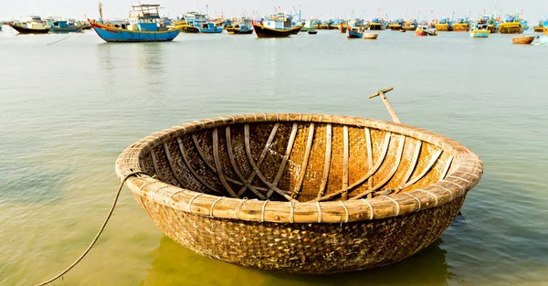 Vävda korg båtar vietnamesiska fiske fiskeby Vietnam — Stockfoto