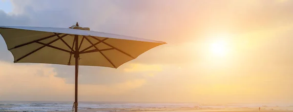 Sol del verano en el cielo y el paraguas — Foto de Stock