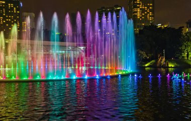 Kuala Lumpur Şehir gece Malezya'deki renkli müzik çeşme