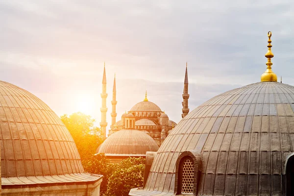 Ramadan exterior características cúpulas minaretes arquitetura otomana é — Fotografia de Stock