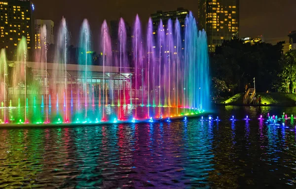Kuala Lumpur city színes zenélő szökőkút éjszaka Malajziában — Stock Fotó
