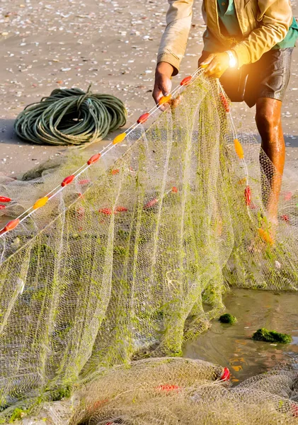 Red de pesca Fishermans en la playa — Foto de Stock