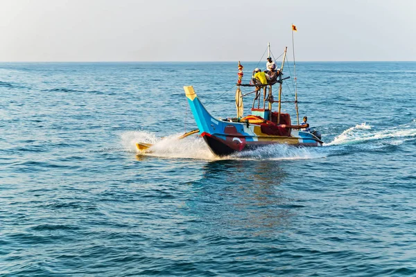 Pescadores en un colorido barco de pesca, Sri Lanka — Foto de Stock
