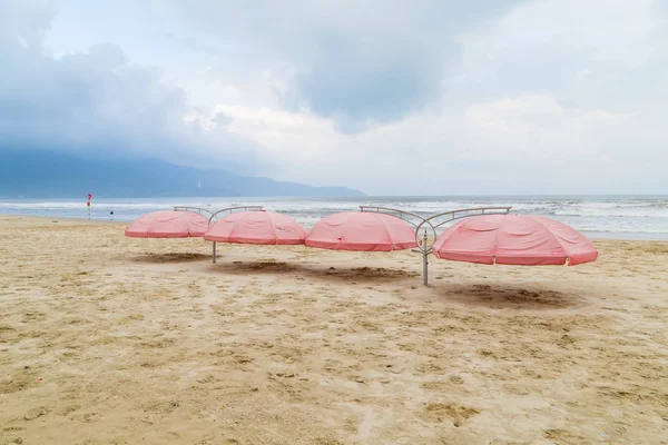 Umbrella and beautiful sand beach — Stock Photo, Image