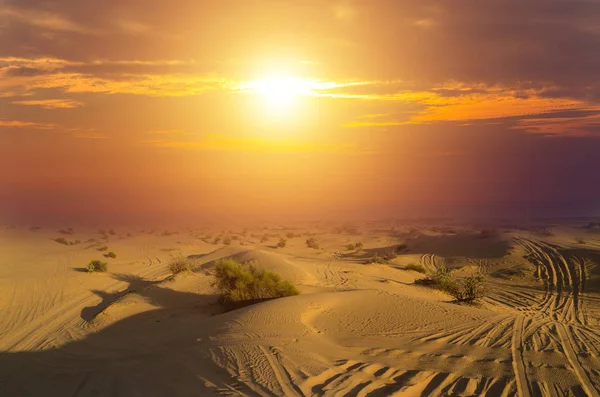 Woestijnen van rijbewijs buiten, offroad auto duinen landschap bij zon — Stockfoto