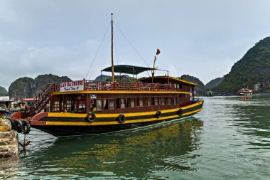 Turist tekne turu Halong Bay Vietnam.