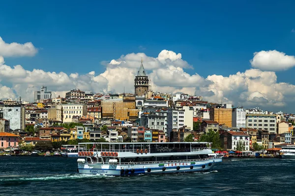 エミノニュ イスタンブール、Tur の海辺から都市景観ガラタ塔 — ストック写真