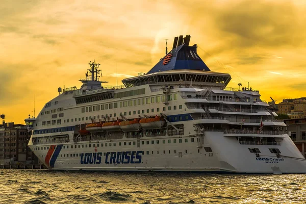 Cruises ocean liner anchored Istanbul, Turkey. — Stock Photo, Image