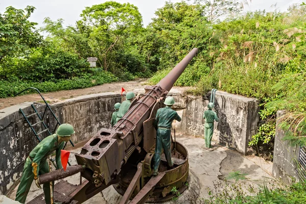 Voják indočínské války Cannon Fort, Cat Ba, Vietnam dělostřeleckých zbraní — Stock fotografie