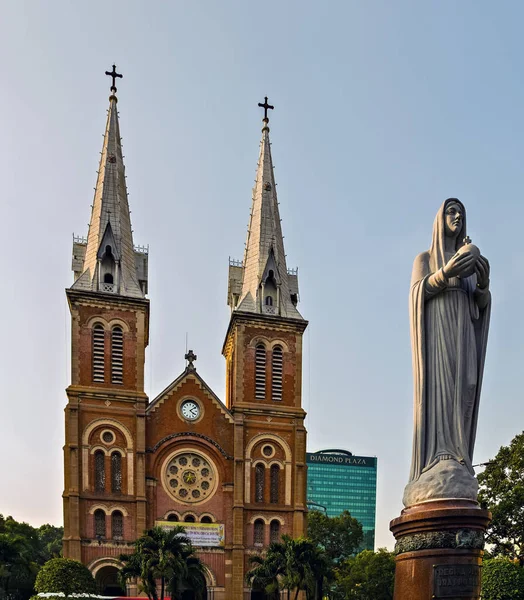 Notre-dame-Kathedrale Basilika von Saigon ho chi minh Stadt, Jungfrau — Stockfoto
